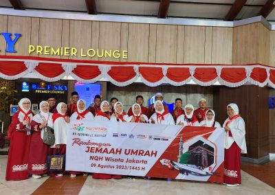 Rombongan jamaah umrah NQH Wisata Jakarta berfoto bersama di Blue Sky Lounge sebelum keberangkatan, 09 Agustus 2023.