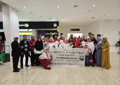 Rombongan jamaah umrah NQH Wisata Jakarta berfoto bersama di bandara sebelum keberangkatan tahun 2025.