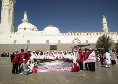 Rombongan jamaah umrah NQH Wisata berfoto bersama di depan Masjid Quba, Madinah