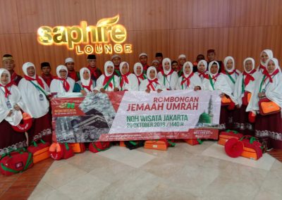 Rombongan jamaah umrah NQH Wisata Jakarta berfoto bersama di Saphire Lounge sebelum keberangkatan, 20 Oktober 2018.