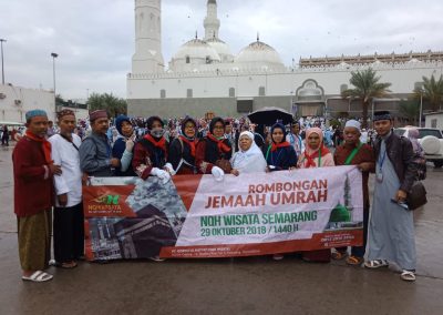 Rombongan jamaah umrah NQH Wisata berfoto bersama di depan Masjid Quba, Madinah
