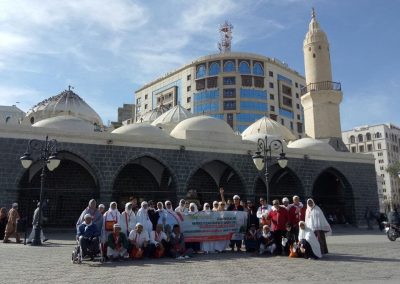 Rombongan jamaah umrah Indonesia berfoto bersama di depan Masjid Al-Ghamamah, Madinah