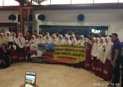 Rombongan jamaah umrah plus Turki NQH Wisata Jakarta berfoto bersama di bandara sebelum keberangkatan tahun 1439 H/2018.
