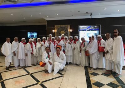 Rombongan jamaah berkumpul di depan lobby hotel
