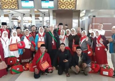 Rombongan jamaah umrah NQH Wisata Jakarta berfoto bersama di bandara sebelum keberangkatan tahun 2019.