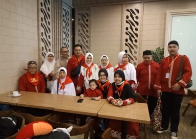 Rombongan jamaah umrah NQH Wisata Jakarta berfoto bersama di Lounge sebelum keberangkatan, 08 Januari 2020.