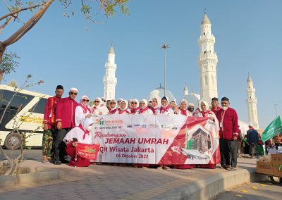 Rombongan jamaah umrah NQH Wisata berfoto bersama di depan Masjid Quba, Madinah