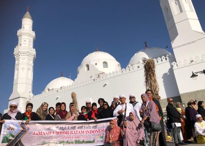 Rombongan jamaah umrah NQH Wisata berfoto bersama di depan Masjid Quba, Madinah