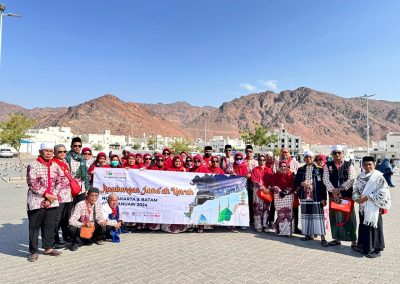 Dokumentasi jamaah umrah saat berada di Jabal Tsur, Makkah. Perjalanan spiritual penuh makna yang menjadi impian setiap muslim untuk semakin dekat kepada Allah SWT