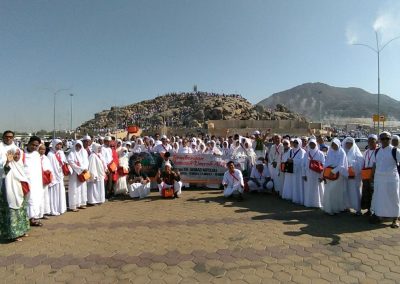 Rombongan jamaah umrah Indonesia berfoto bersama di Jabal Rahmah, Arafah, Makkah.